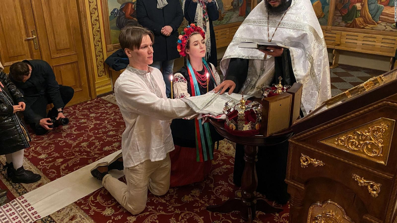 Cặp đôi Ukraine vộ vã kết hôn khi Nga có hành động quân sự  -0