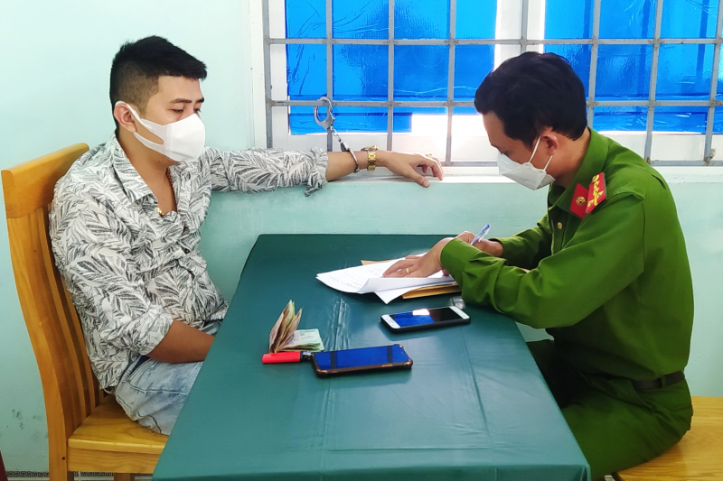 Công an xã cải trang vây bắt hai đối tượng đang bị truy nã   -0