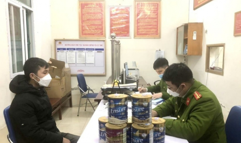 Đối tượng có tiền án về ma túy vào cửa hàng trộm sữa -0