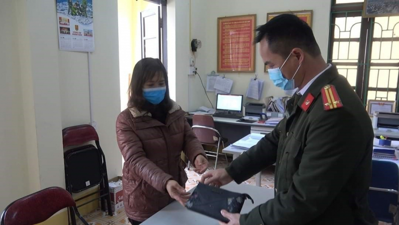 Người phụ nữ trả lại hơn 100 triệu đồng cho người đánh rơi -0