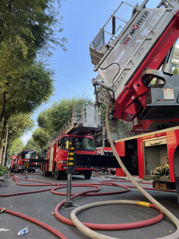 Dập tắt đám cháy tại đỉnh tòa nhà cao tầng đang thi công sửa chữa -0