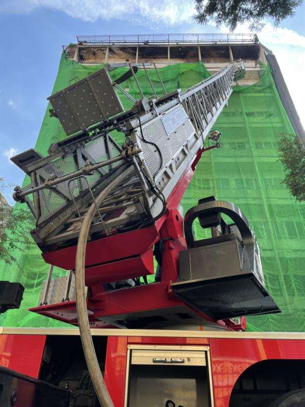 Dập tắt đám cháy tại đỉnh tòa nhà cao tầng đang thi công sửa chữa -1