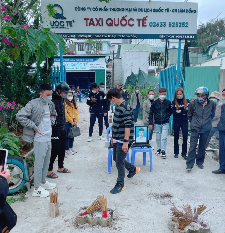 Nhiều người đem 2 di ảnh tới hãng taxi Quốc Tế yêu cầu bồi thường trách nhiệm -0