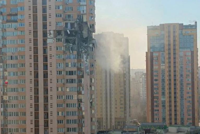 Tòa nhà chung cư ở Kiev trúng tên lửa Buk-M1 -0
