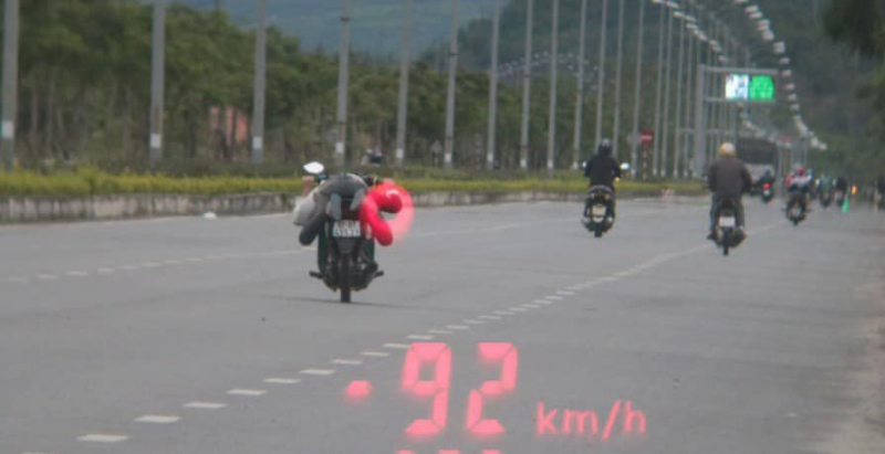 Nam thanh niên nằm dài trên xe máy phóng với tốc độ 92km/h “thông chốt” CSGT -0