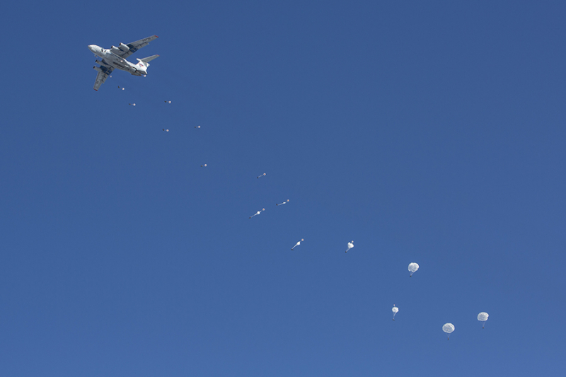 Ukraine tuyên bố bắn hạ 2 máy bay Il-76 Nga chở hàng trăm lính dù -0