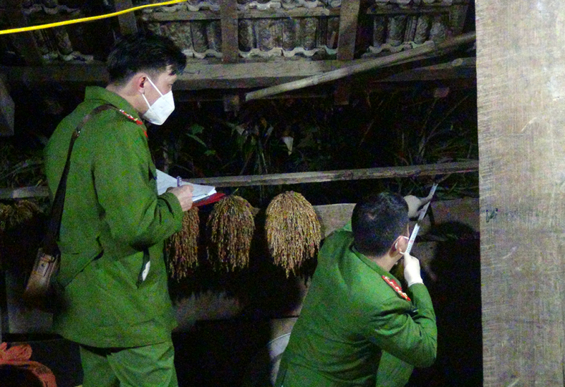 Bố chồng tự sát sau khi bắn chết con dâu -0