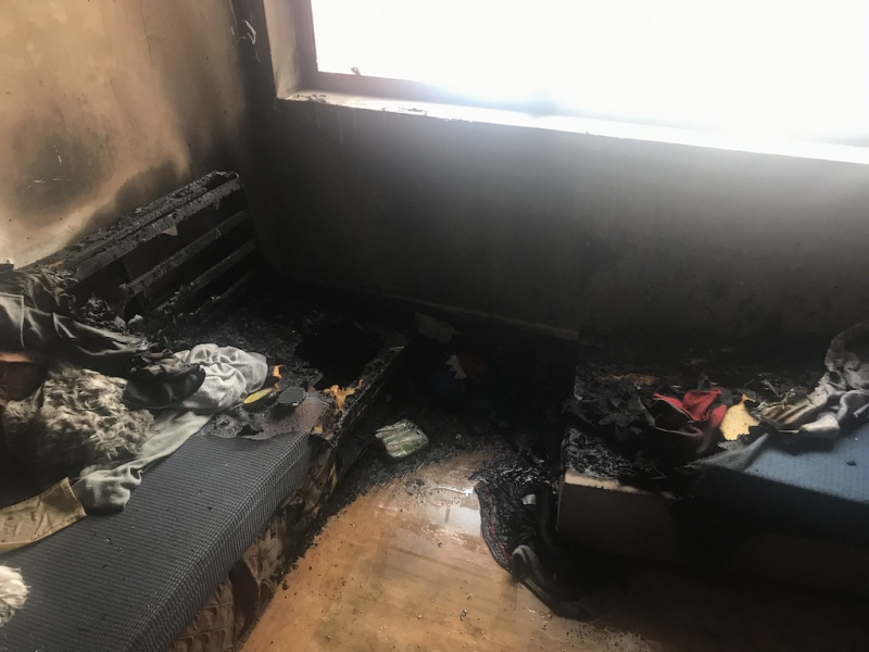 Một gia đình nhỏ 3 người được giải cứu trong đám cháy lúc rạng sáng  -0