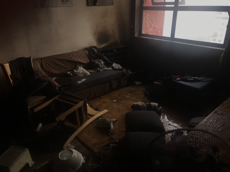 Một gia đình nhỏ 3 người được giải cứu trong đám cháy lúc rạng sáng  -1