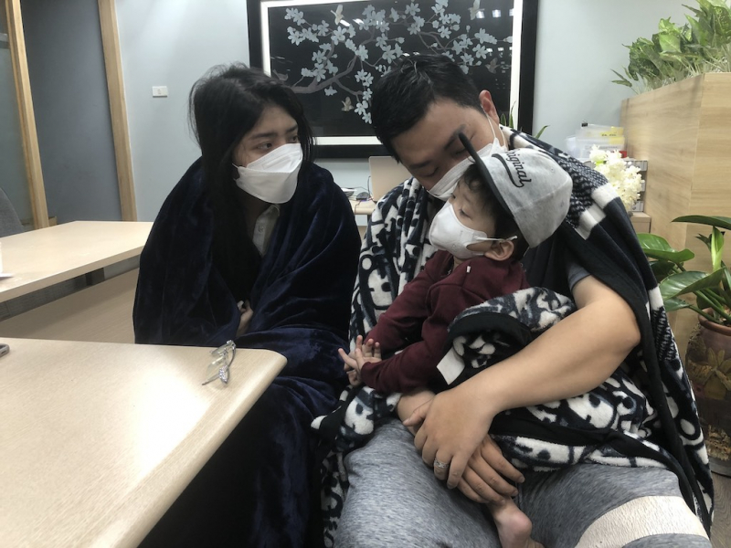 Một gia đình nhỏ 3 người được giải cứu trong đám cháy lúc rạng sáng  -0