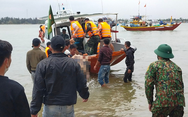 Hà Nội: Động viên, chia buồn với các gia đình có người thân gặp nạn trong vụ chìm ca nô ở biển Cửa Đại -0