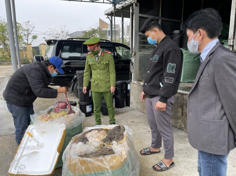 Phát hiện gần 2 tấn nội tạng bò không rõ nguồn gốc -0