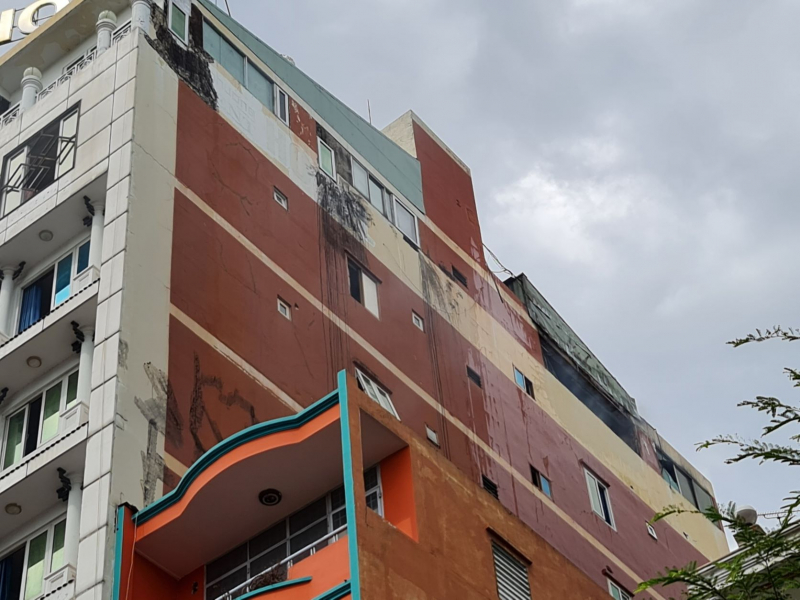 Cứu 3 người trong vụ cháy khách sạn cao 8 tầng ngay trung tâm thành phố -2