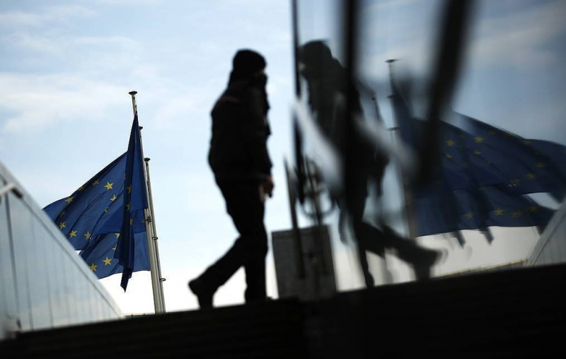 EU blacklists 26 Russians, including Kremlin spokesman Peskov, and one company -0