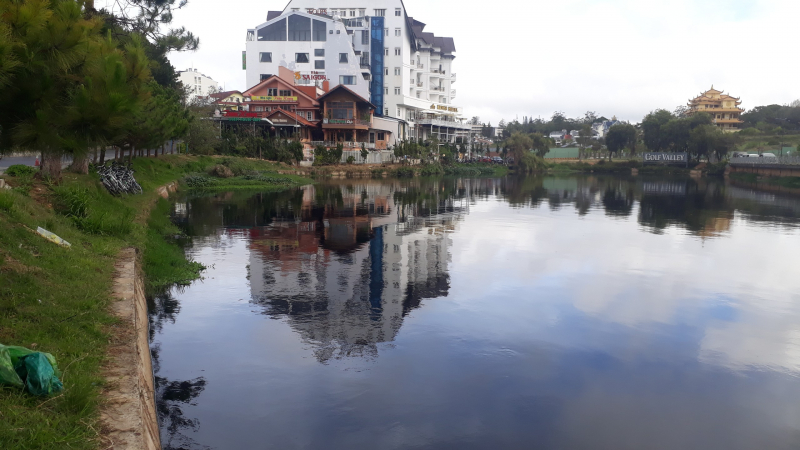 Hồ nước bốc mùi nồng nặc giữa trung tâm Đà Lạt -0