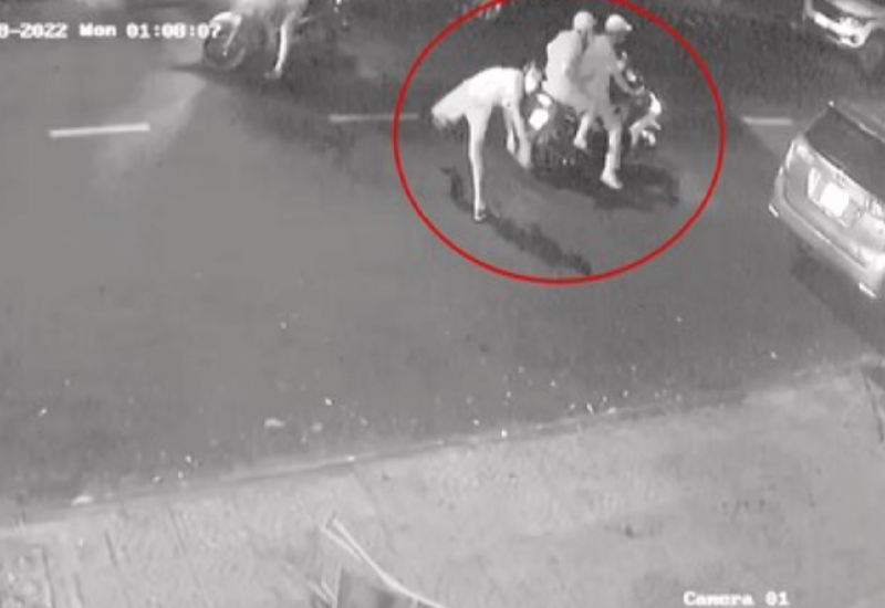 Truy xét nhóm đối tượng tạt sơn, ném chai bia, dọa bắn người trong nhà hàng -0