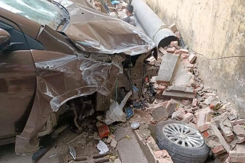  Hai vợ chồng bị xe ô tô con hất văng lên nắp capo bị nguy kịch -0