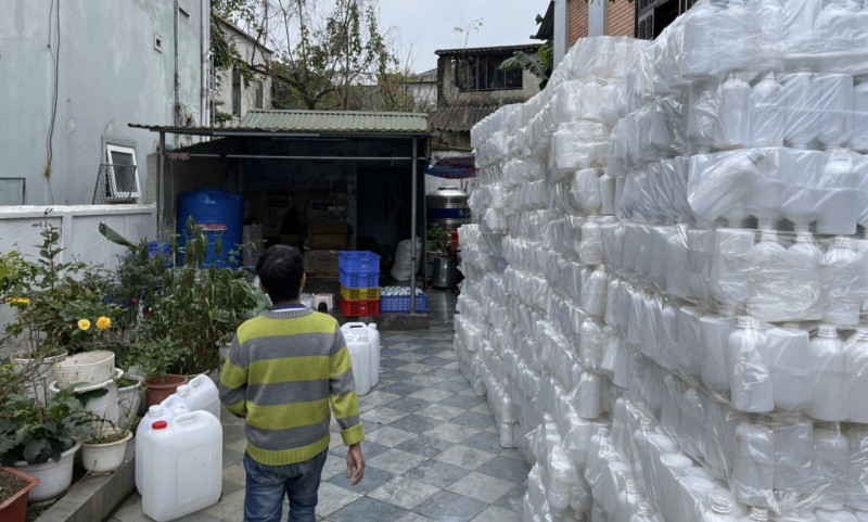 Phát hiện 2 cơ sở sản xuất hàng nghìn chai nước sát khuẩn và dầu gió giả -0