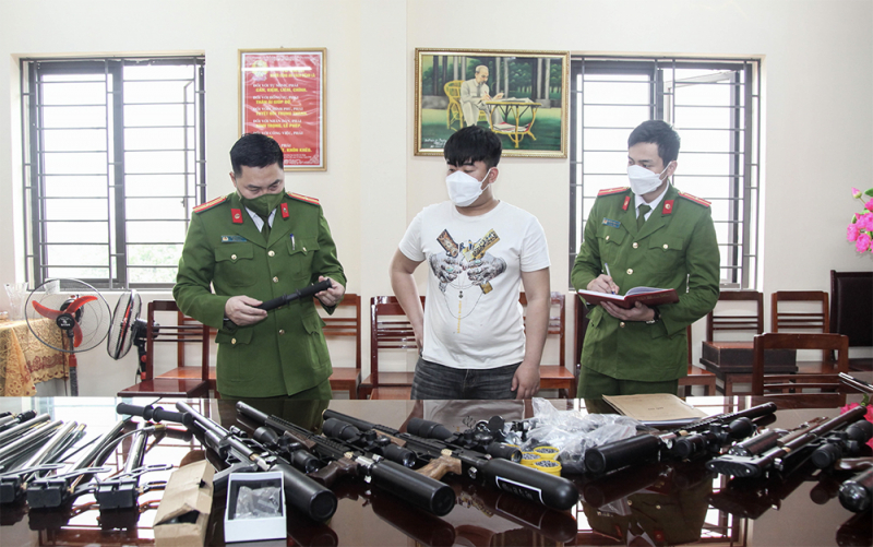 Phát hiện, thu giữ nhiều khẩu súng bắn khí nén hơi -0