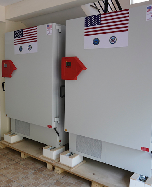 Hoa Kỳ trao tặng 34 lạnh chuyên dụng bảo quản vaccine phòng COVID-19 cho Việt Nam -0