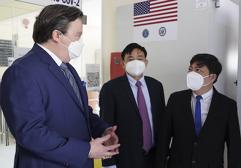 Hoa Kỳ trao tặng 34 lạnh chuyên dụng bảo quản vaccine phòng COVID-19 cho Việt Nam -0