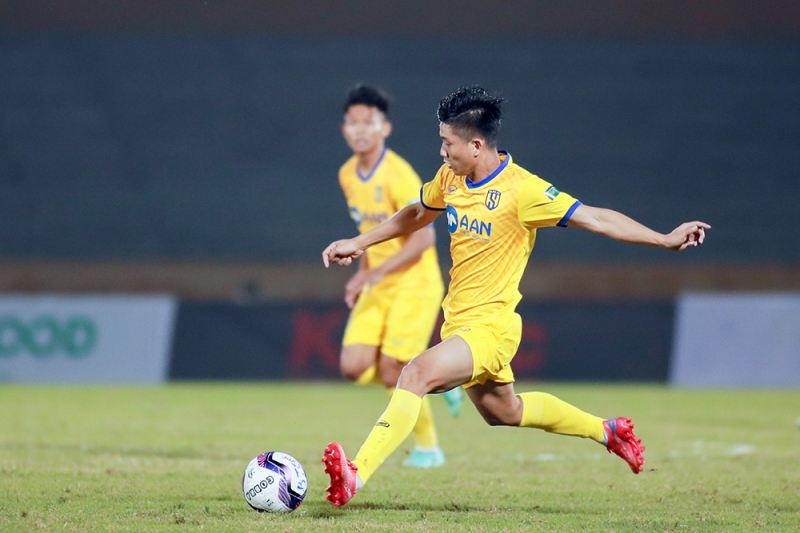 Thế khó của Kiatisak -0