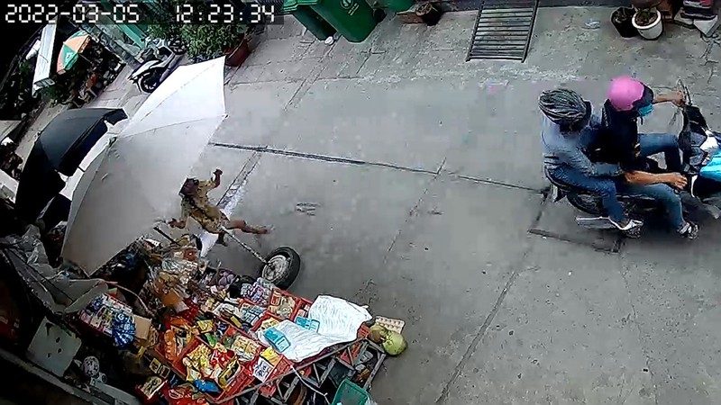 Truy xét 2 đối tượng dọa đánh con gái chủ tiệm tạp hóa cướp tài sản -0