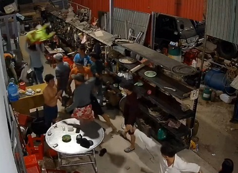 Kéo đồng bọn đến đánh người dã man vì mâu thuẫn qua điện thoại  -0