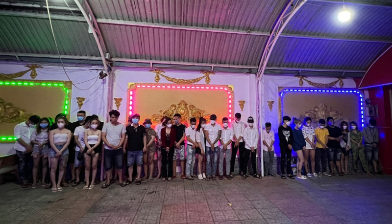 25 đối tượng mua ma túy mang vào quán karaoke sử dụng  -0