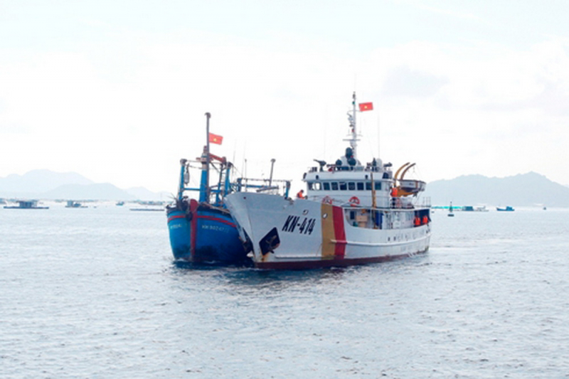 Tìm kiếm cứu nạn và lai dắt an toàn tàu cá của ngư dân Khánh Hòa  -1