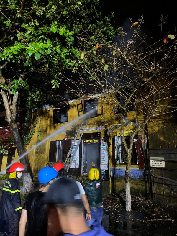 Hỏa hoạn khiến nhà cổ 2 tầng ở Hội An hư hỏng nặng -1