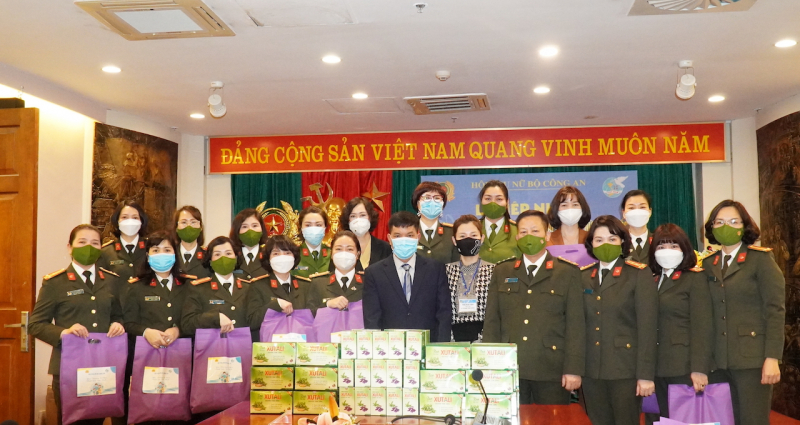 Hội Phụ nữ Bộ Công an tiếp nhận tặng phẩm các đơn vị tặng Đại hội đại biểu phụ nữ toàn quốc lần thứ XIII -0
