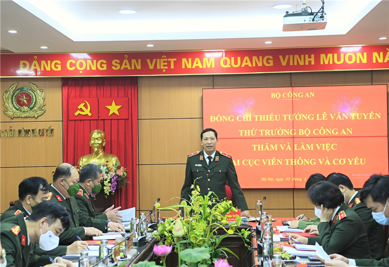 Deputy Minister Le Van Tuyen works with Department of Telecommunications and Cipher -0