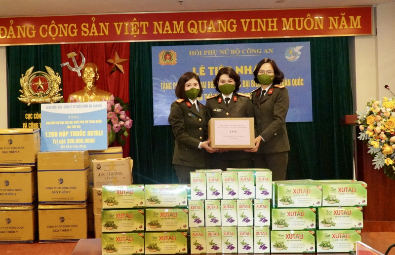 Hội Phụ nữ Bộ Công an tiếp nhận tặng phẩm các đơn vị tặng Đại hội đại biểu phụ nữ toàn quốc lần thứ XIII -0