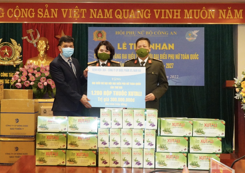 Hội Phụ nữ Bộ Công an tiếp nhận tặng phẩm các đơn vị tặng Đại hội đại biểu phụ nữ toàn quốc lần thứ XIII -0