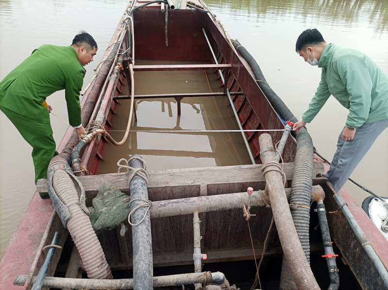 Tạm giữ đối tượng chống đối, đẩy ngã 3 CSGT đường thủy xuống sông -0