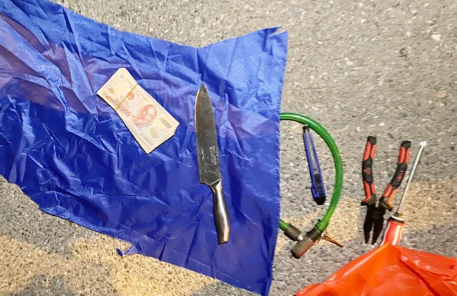 Chi 1,4 triệu đồng để mua súng giả, 2 con dao để rủ nhau đi cướp ngân hàng -0