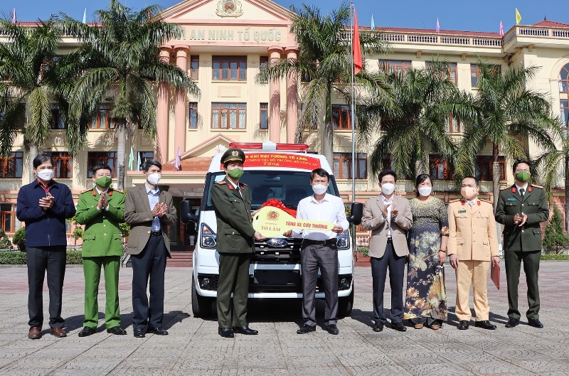 thừa ủy quyền của bộ trưởng bộ công an, đại tá, ts nguyễn viết giang trao xe cứu thương cho trung tâm y tế thành phố lai châu.jpg -0