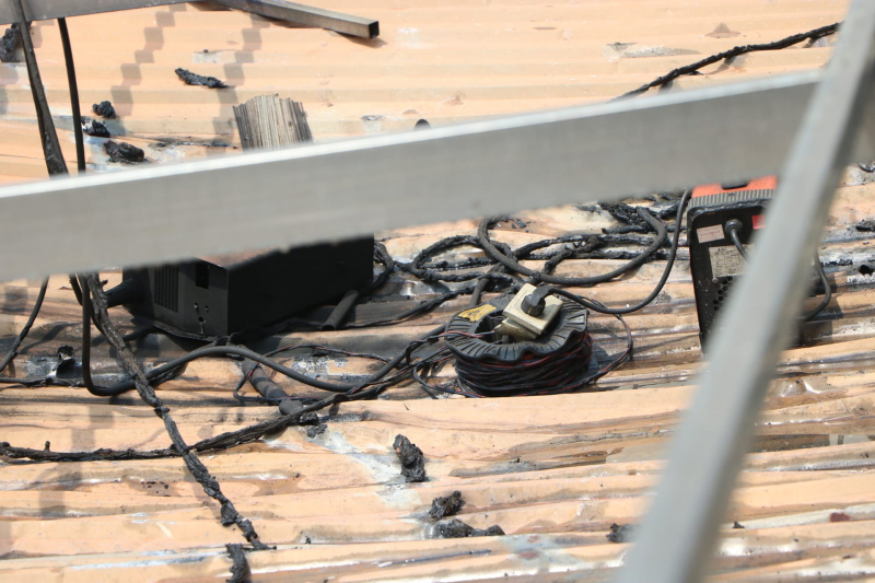 Hàn xì bất cẩn gây cháy kho chứa mút xốp, cháy lan sang phòng trọ -0