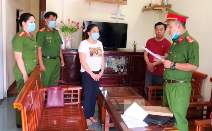 Cơ quan Công an đọc lệnh bắt giữ đối tượng Nguyễn Thị Phương Ánh. -0