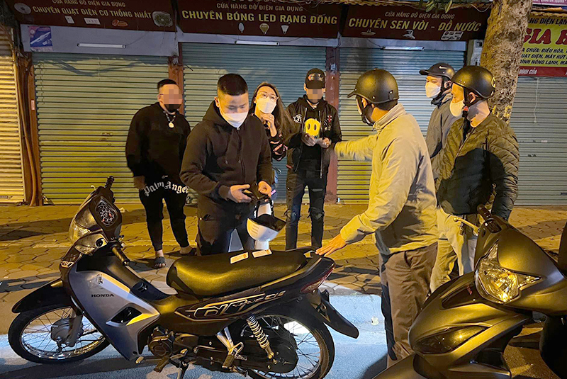 Cảnh sát 141 hoá trang xử lý thanh niên “càn quấy” trên đường phố -0