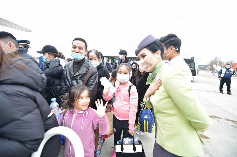 Thêm 300 người Việt ở Ukraine đã về nước an toàn  -0