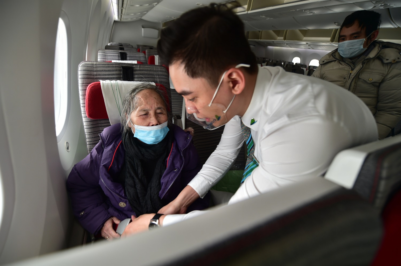 Thêm 300 người Việt ở Ukraine đã về nước an toàn  -0