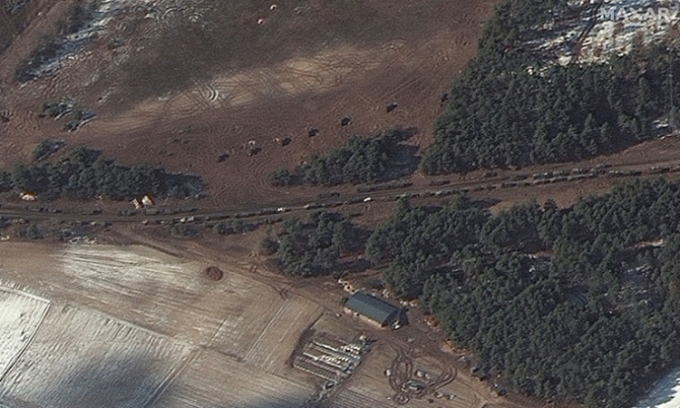 Nga nã gần 800 tên lửa dẫn đường, chuẩn bị tiến vào Kiev -0