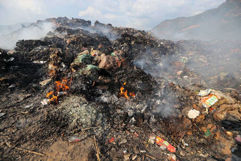 Bãi rác cháy ròng hơn 2 tháng, khói đen bao vây khu dân cư -0