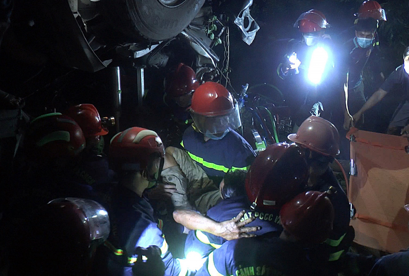 Kịp thời cứu 2 người mắc kẹt trên xe tải bị lật tại đèo Bình Đê -0