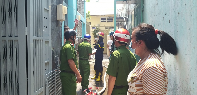 Cứu cụ bà và con rể cùng bị mắc kẹt trong đám cháy gác gỗ -1