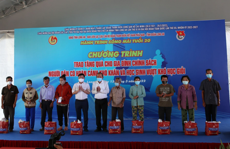 Hàng trăm phần quà, xuất học bổng đến với người dân học sinh trong chương trình 