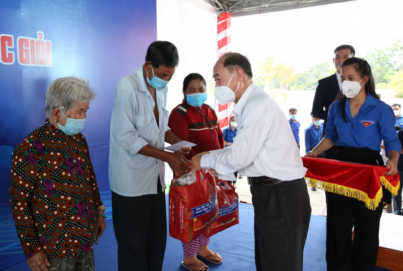 Hàng trăm phần quà, xuất học bổng đến với người dân học sinh trong chương trình 