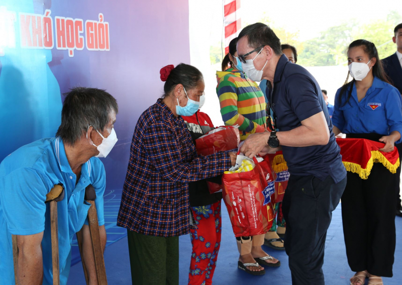 Hàng trăm phần quà, xuất học bổng đến với người dân học sinh trong chương trình 